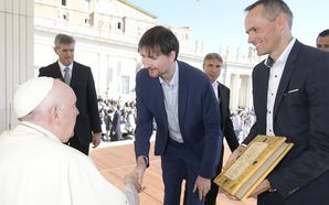 Ziereis Facsimiles Presents the Gero Codex to Pope Francis in Rome